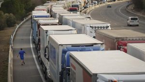 Lee más sobre el artículo Protestas de transportistas por inseguridad en carreteras evidencian grave problema e impulsan el blindaje de camiones