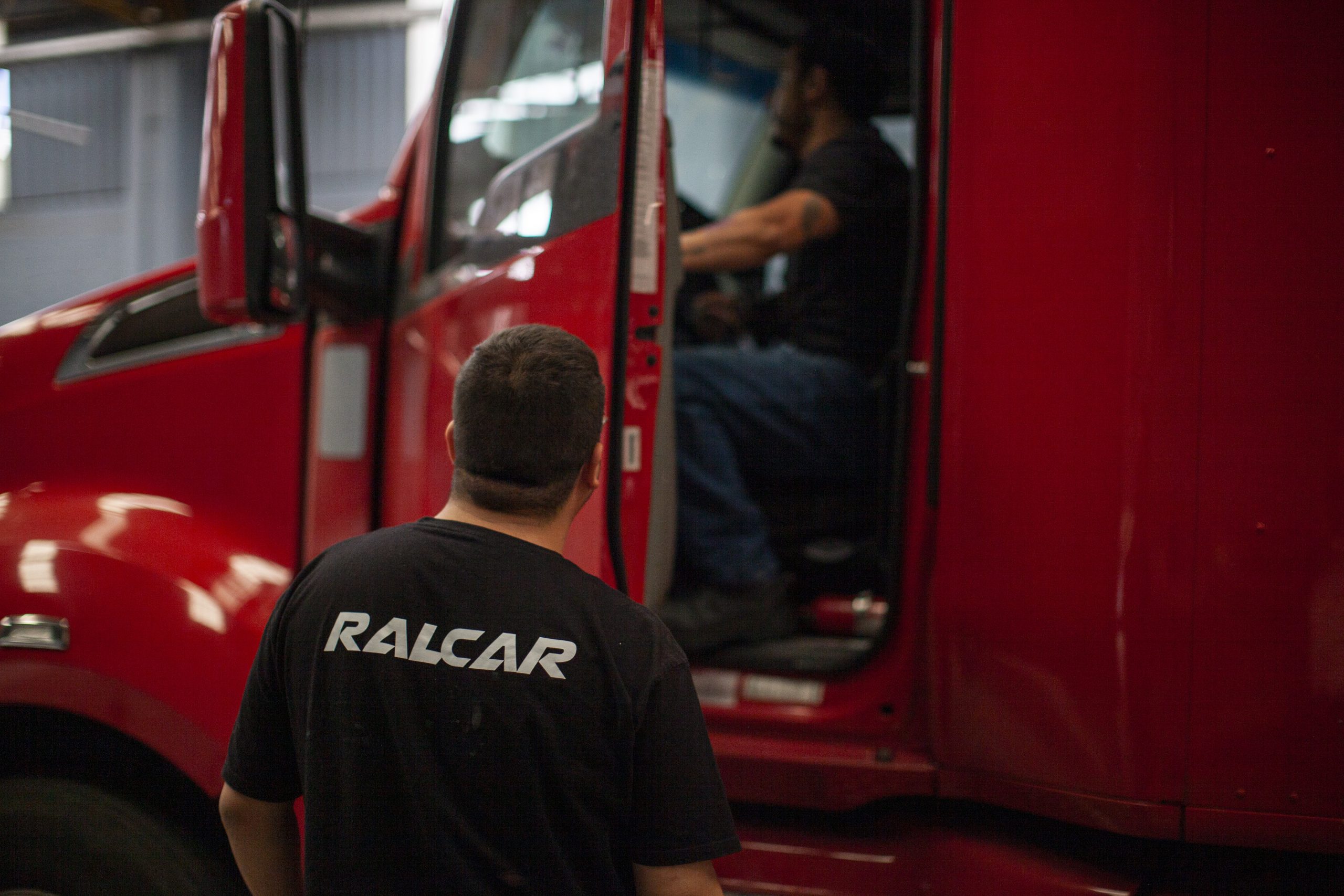 El blindaje automotriz de tractocamiones y camiones de carga en situaciones extremas: máxima protección en zonas de alto riesgo